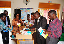ウガンダでは教師と保護者をサポート