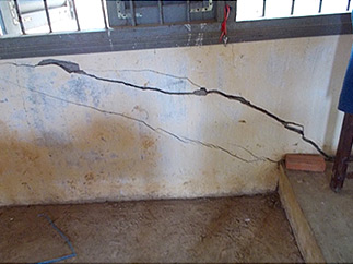 現在使用している校舎の壁には大きなひびが入り、痛みの進行が見受けられる