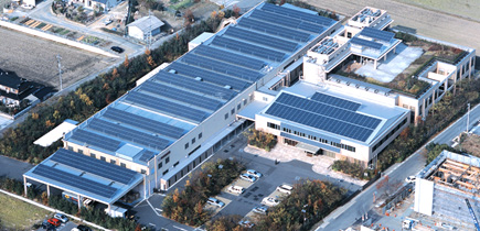 本社・工場棟屋上に設置された太陽光パネル