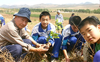 宮脇昭氏も地元の子どもたちと共に植樹
