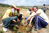 現地中学生と植樹する当社社員