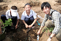 現地の中学生と一緒に植樹