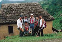 藤善（右から3番目）と現地ボランティアグループのメンバー