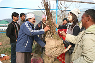 グワリンダハ村の代表者へ苗木を提供