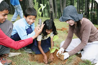 ジャルワラシ村での植樹には子どもたちも参加。