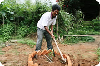 生活の糧にするため、村人の庭への果樹植樹も支援。
