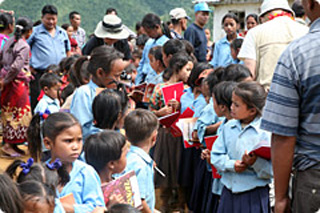 村の小学生に文房具を贈る