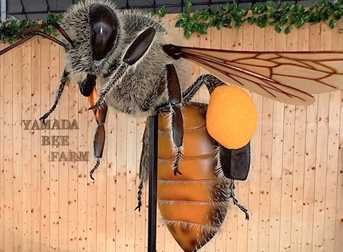ミツバチの巨大模型